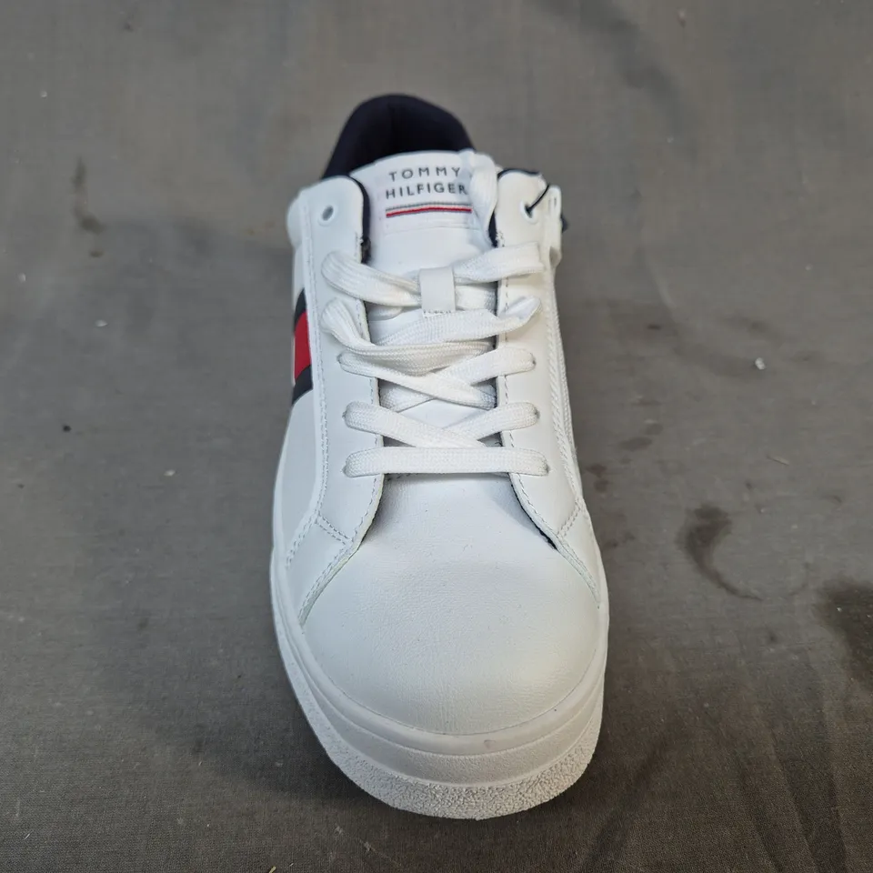 BOXED PAIR OF TOMMY HILFIGER FLAG LOW CUT LACE-UP SNEAKERS IN WHITE EU SIZE 41