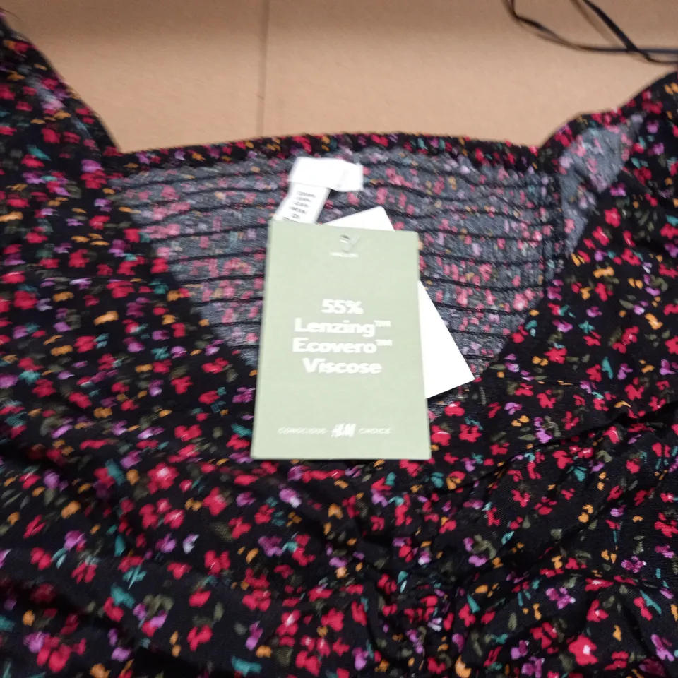 H&M CROPPED RED FLORAL TOP - EUR M