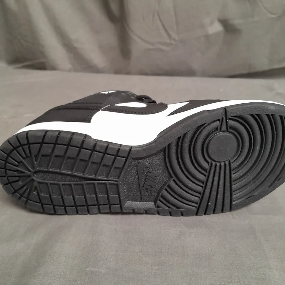 PAIR OF NIKE LOW PANDAS SIZE 7