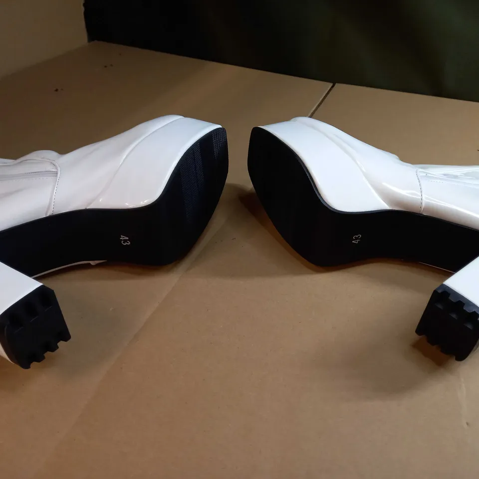 DESIGNER WHITE PLATFORM THIGH HIGH BOOTS - SIZE 9