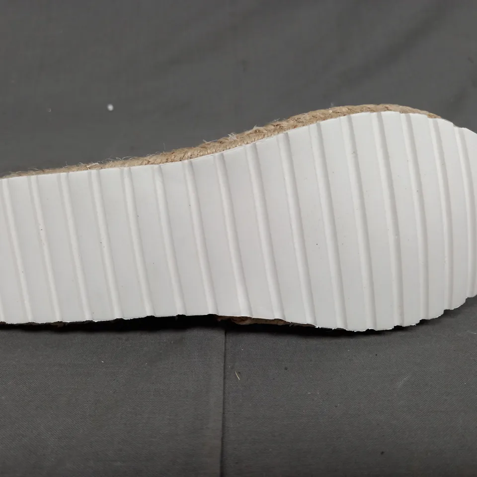 BOX OF APPROXIMATELY 10 APPLES FOOTWEAR SHOES IN A SILVER SHINY COLOUR - VARIOUS SIZES 