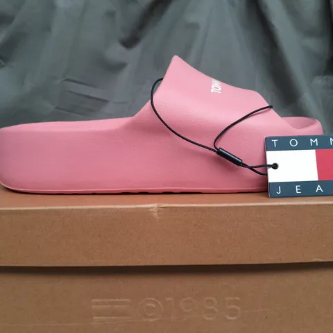 BOXED TOMMY JEANS TJW CHUNKY FLATFORM SLIDE IN PINK - SIZE 39/40