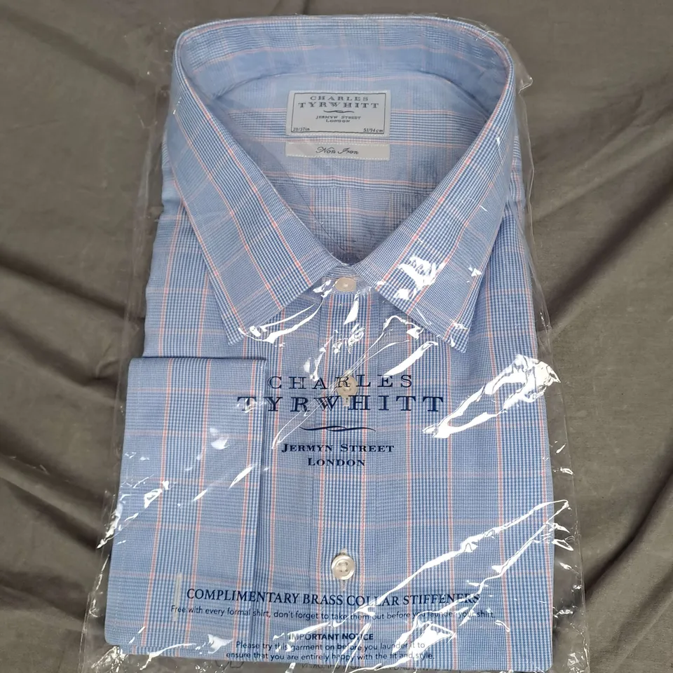 CHARLES TYRWHITT NON IRON SHIRT IN BLUE/PINK SIZE 37"
