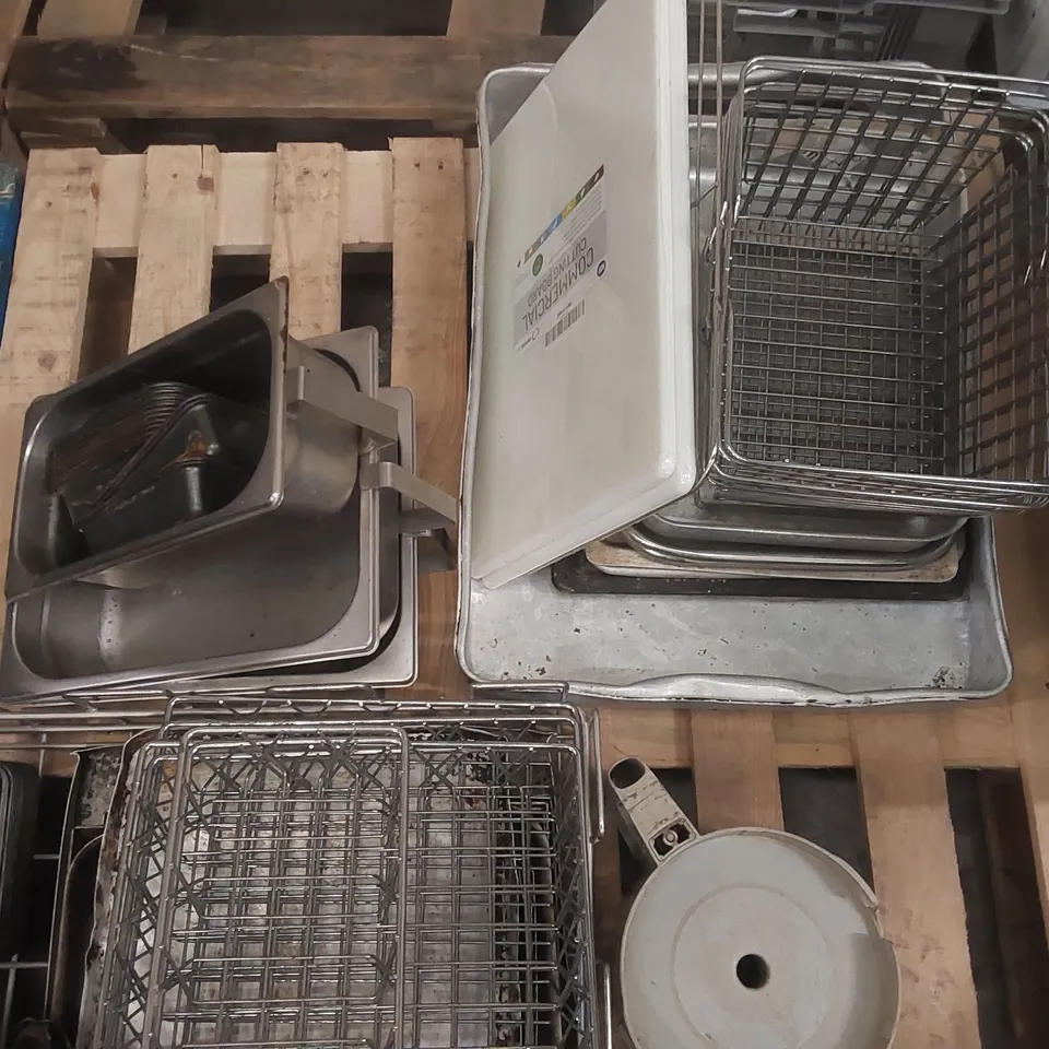 PALLET CONTAINING A LARGE QUANTITY OF CATERING EQUIPMENT INCLUDING: POTS/PANS, KITCHEN TRAYS ECT