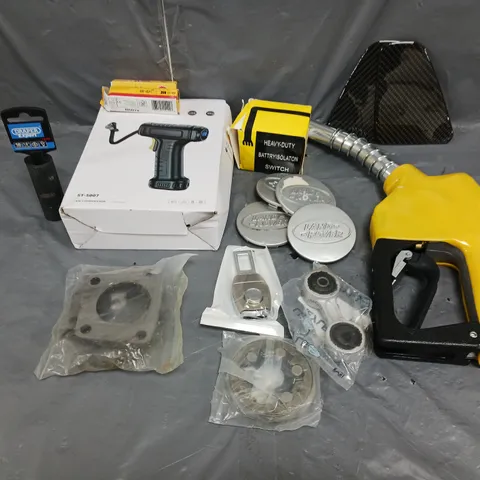 APPROXIMATELY 25 ASSORTED CAR AND VEHICLE PARTS AND ACCESSORIES TO INCLUDE; PETROL PUMP, BOOT STRUTS AND SEATBELT REPLACEMENTS