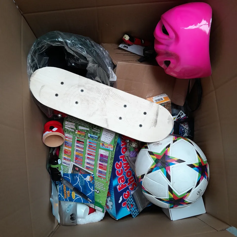 LARGE BOX OF ASSORTED TOYS AND GAMES TO INCLUDE FANCY DRESS, BUILDING BLOCKS AND RAINBOW HIGH