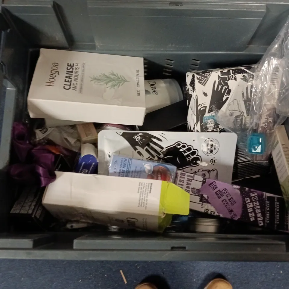 APPROXIMATEY 20 ASSORTED HEALTH AND BEAUTY PRODUCTS TO INCLUDE - TRESEMME SHAMPOO - GARNIER AMBRE SOLAIRE HYDRATING FLUID AND WILD DEODORANT REFILL