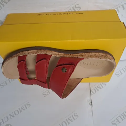STRIVE SCARLET SAMOA SANDAL SIZE 6
