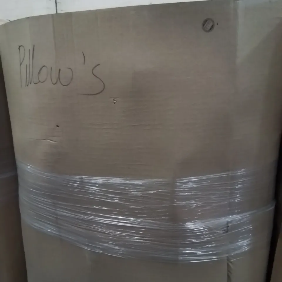 PALLET CONTAINING A LARGE QUANTITY OF PILLOWS