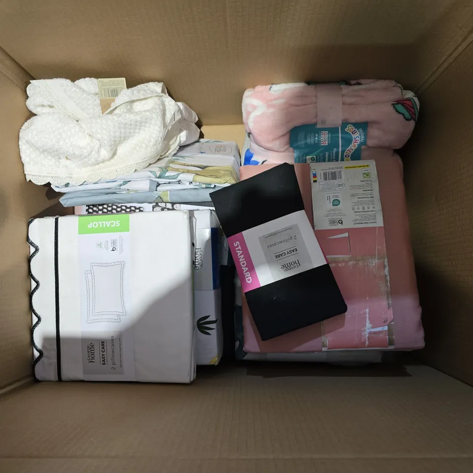 BOX OF APPROXIMATELY 8 ASSORTED BEDDING AND SOFT FURNISHING ITEMS TO INCLUDE - PILLOWCASES- BEDDING SET - TOWEL ETC. 