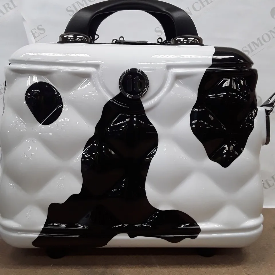BOXED ITSLUGGAGE INDULGING VANITY CASE - MOO COW PRINT (1 BOX)