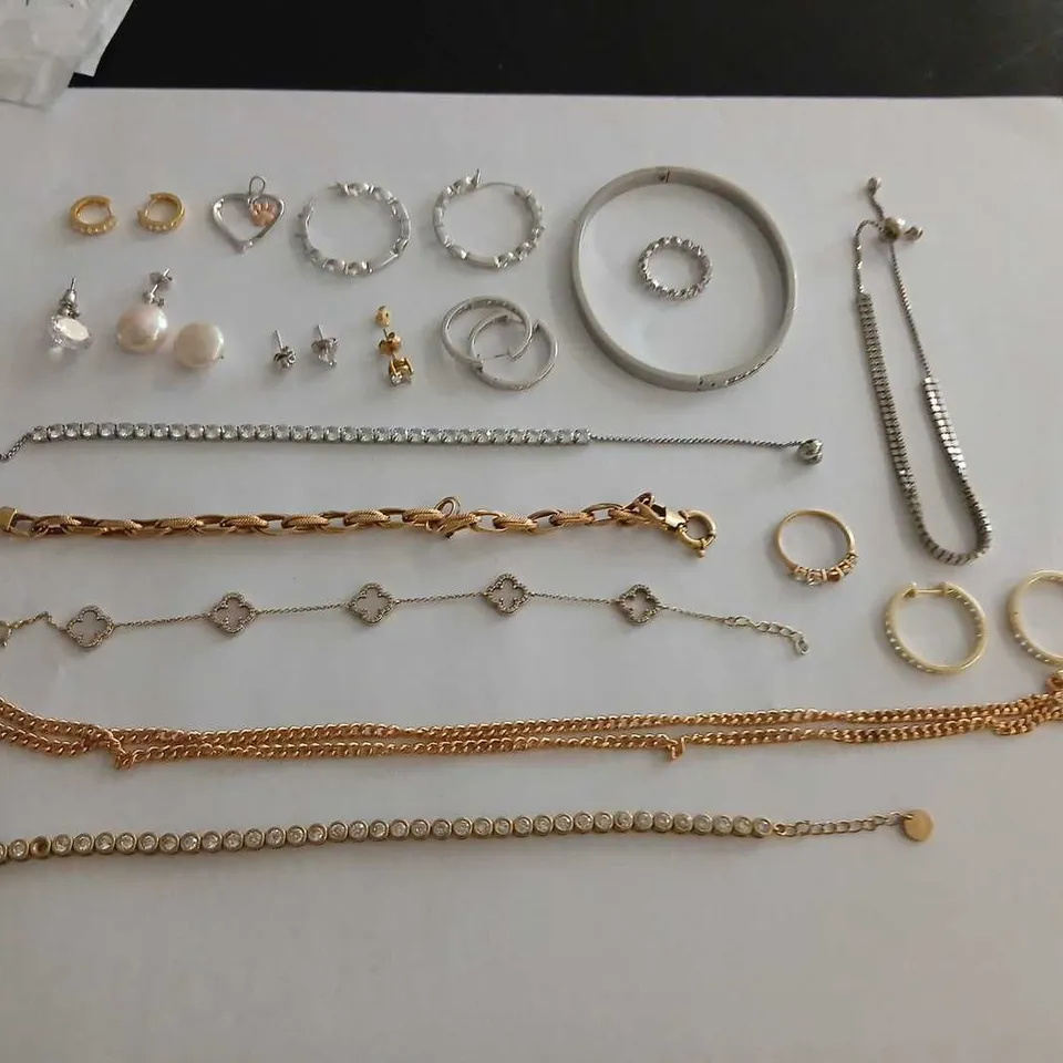 APPROXIMATELY 15 PIECES OF ASSORTED JEWELLERY