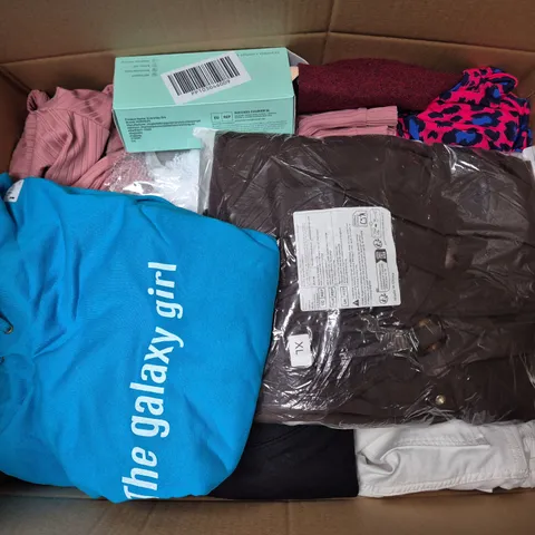 APPROXIMATELY 35 ASSORTED CLOTHING ITEMS IN VARIOUS SIZES, STYLES & COLOURS TO INCLUDE BRANDS SUCH AS LOUNGE, NATIVEYOUTH, FOREVER21, ETC - COLLECTION ONLY