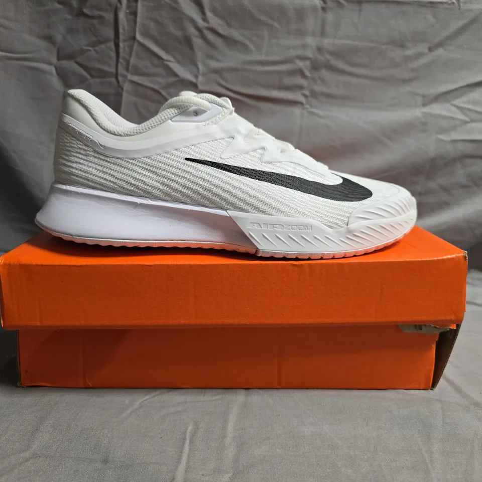 BOXED PAIR OF NIKE WOMENS ZOOM VAPOR 3 HC TRAINERS IN WHITE/BLACK SIZE UK 4.5