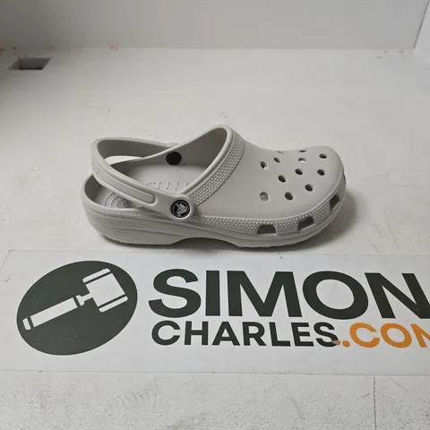 UNBOXED PAIR OF CROCS CLASSICS IN LIGHT GREY - M6/W8