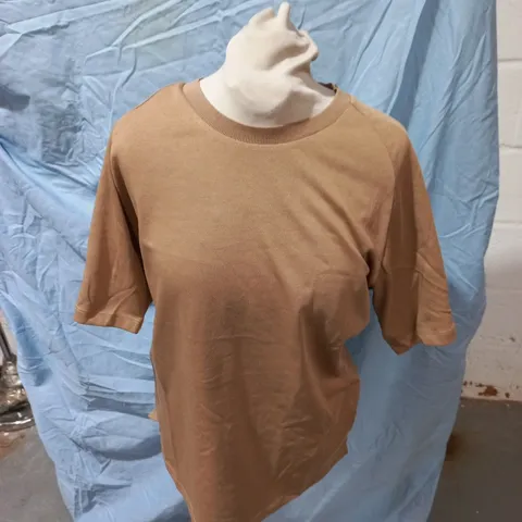 TAILORED ATHLETE T-SHIRT – TAN, SIZE M