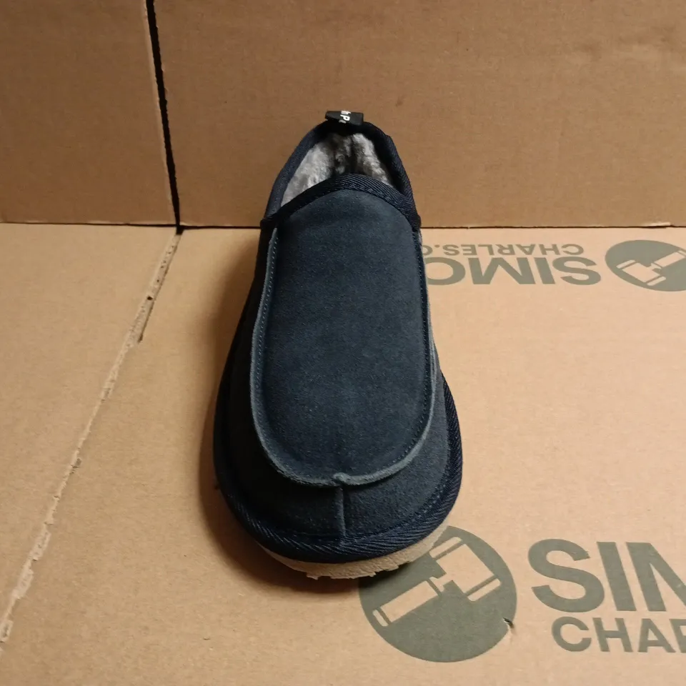 BOXED PAIR OF HUSH PUPPIES SLIPPERS IN NAVY SIZE 7
