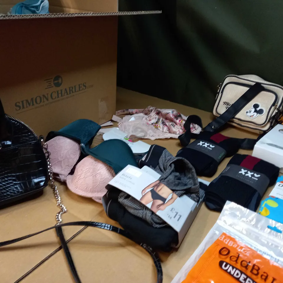 LOT OF APPROX. 15 ASSORTED CLOTHING ACCESSORIES  IN VARYING SIZES/COLOURS/STYLES TO INCLUDE: HATS, BAGS, BRA'S