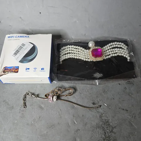 APPROXIMATELY 12 ASSORTED ITEMS TO INCLUDE - WIFI CAMERA , BRACELET ETC