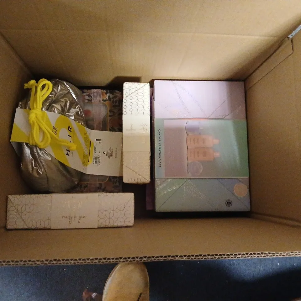 BOX OF APPROXIMATELY 9 ASSORTED BATH AND BODY GIFT SETS TO INCLUDE BAYLIS & HARDING, M&S AND PECKSNIFFS