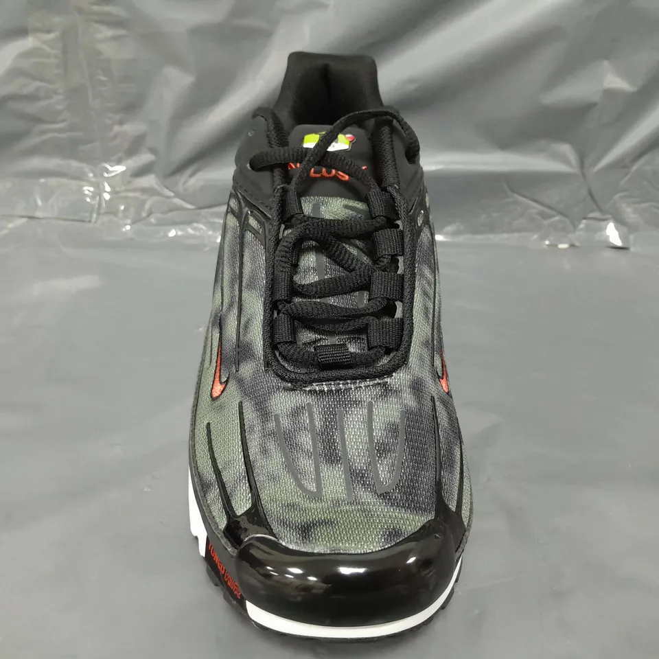 BOXED PAIR OF NIKE AIR MAX PLUS III SHOES IN ARMY GREEN/BLACK/RED UK SIZE 7