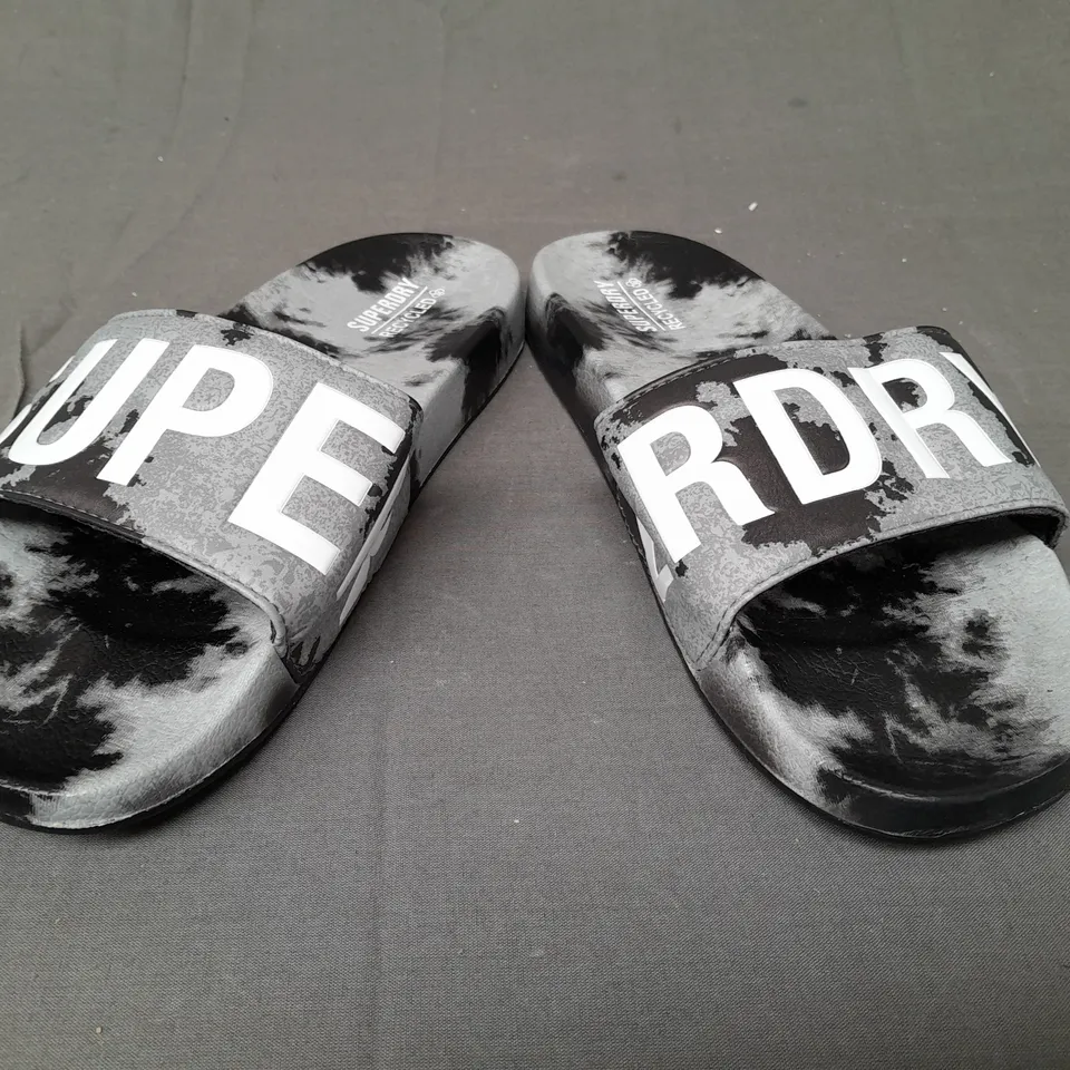 PAIR OF SUPERDRY SLIDERS IN BLACK/GREY SIZE UK 7/8 