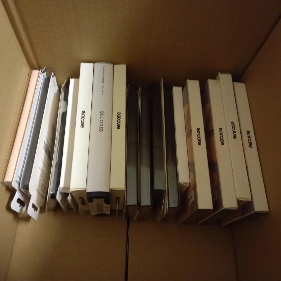 LOT OF APPROXIMATELY 36 ASSORTED PHONE AND TABLET CASES TO INCLUDE TARGUS, RAZER AND INCASE