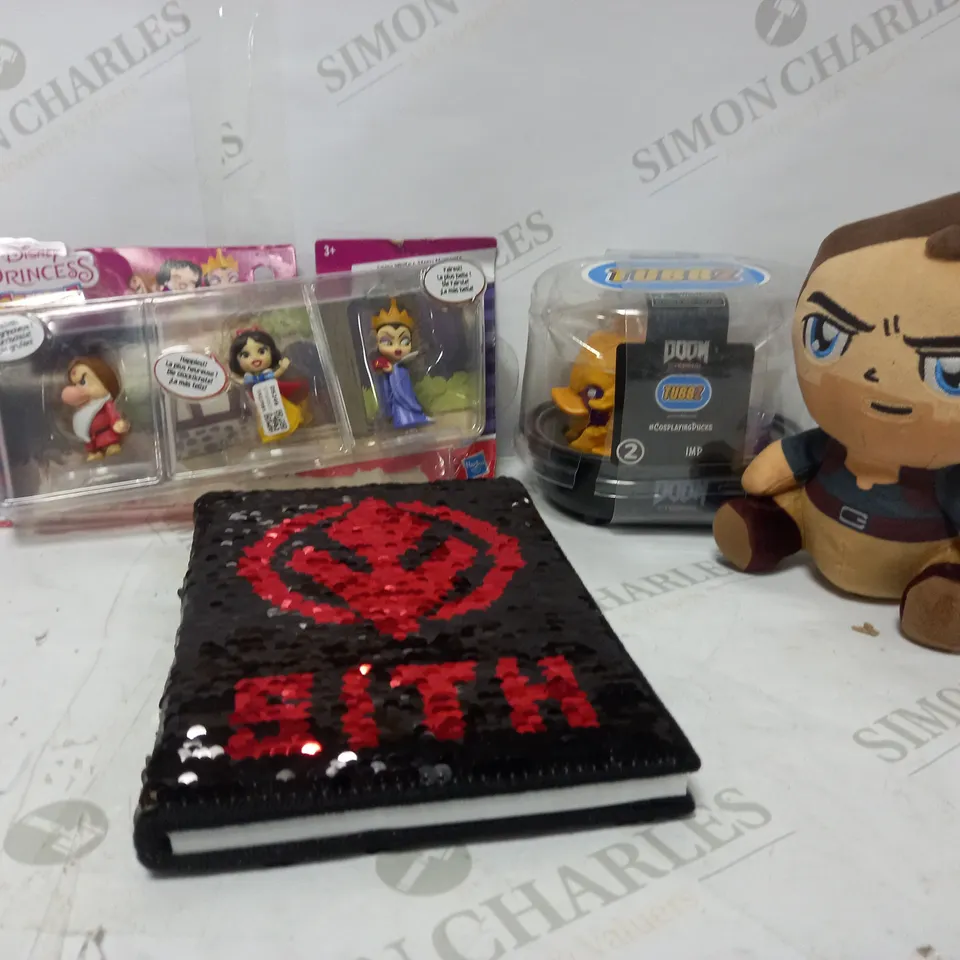 LOT OF 4 ASSORTED TOYS & GAMES TO INCLUDE STAR WARS SEQUIN FLIP NOTEBOOK, DISNEY PRINCESS COMICS DOLLS (3PK) SNOW WHITE STORY MOMENTS, NAUGHTY DOG UNCHARTED 4 STUBBINS PLUSH, DOOM ETERNAL TUBBZ IMP 2