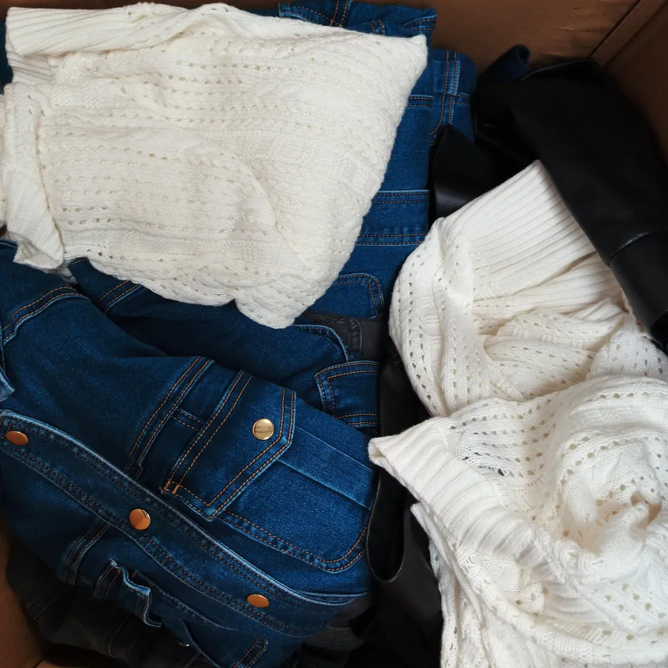 APPROXIMATELY 20 ASSORTED WOMENS CLOTHING PRODUCTS IN VARIOUS STYLES & SIZES 