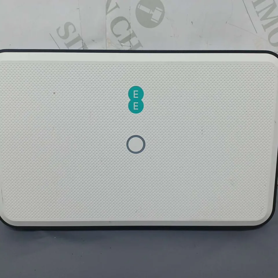 EE WIRELESS WI-FI ROUTER IN WHITE