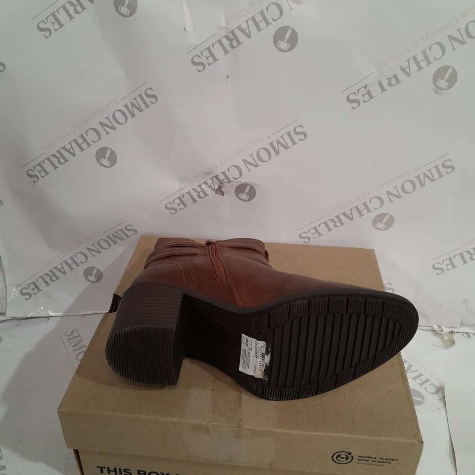 BOXED BROWN CLARKS BOOTS SIZE 5