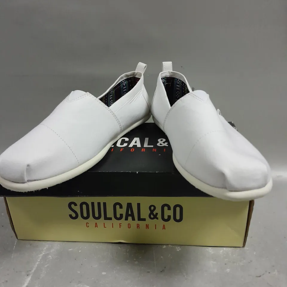 BOXED PAIR OF SOULCAL & CO LONG BEACH SLIP ON SHOES IN WHITE - 8