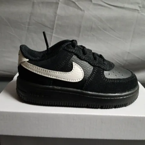 BOXED PAIR OF NIKE FORCE 1 LOW TRAINERS - UK SIZE 7.5 - KIDS 