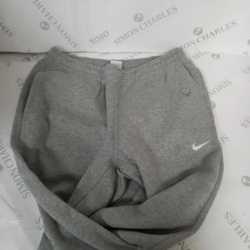 NIKE GREY JOGGING STANDARD FIT TROUSERS - LARGE 