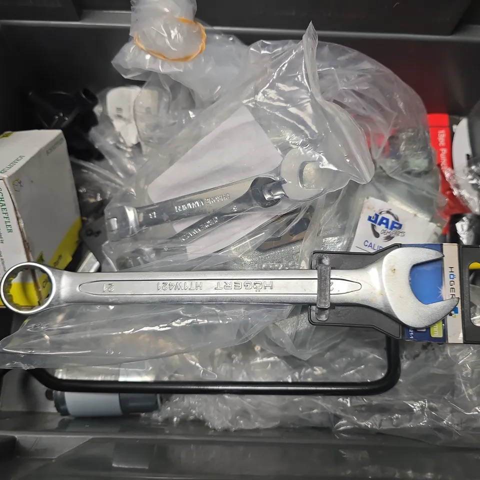 APPROXIMATELY 8 ASSORTED ITEMS TO INCLUDE - BLACKPUR PUNCTURE REPAIR KIT, HOGERT SPANNER ETC