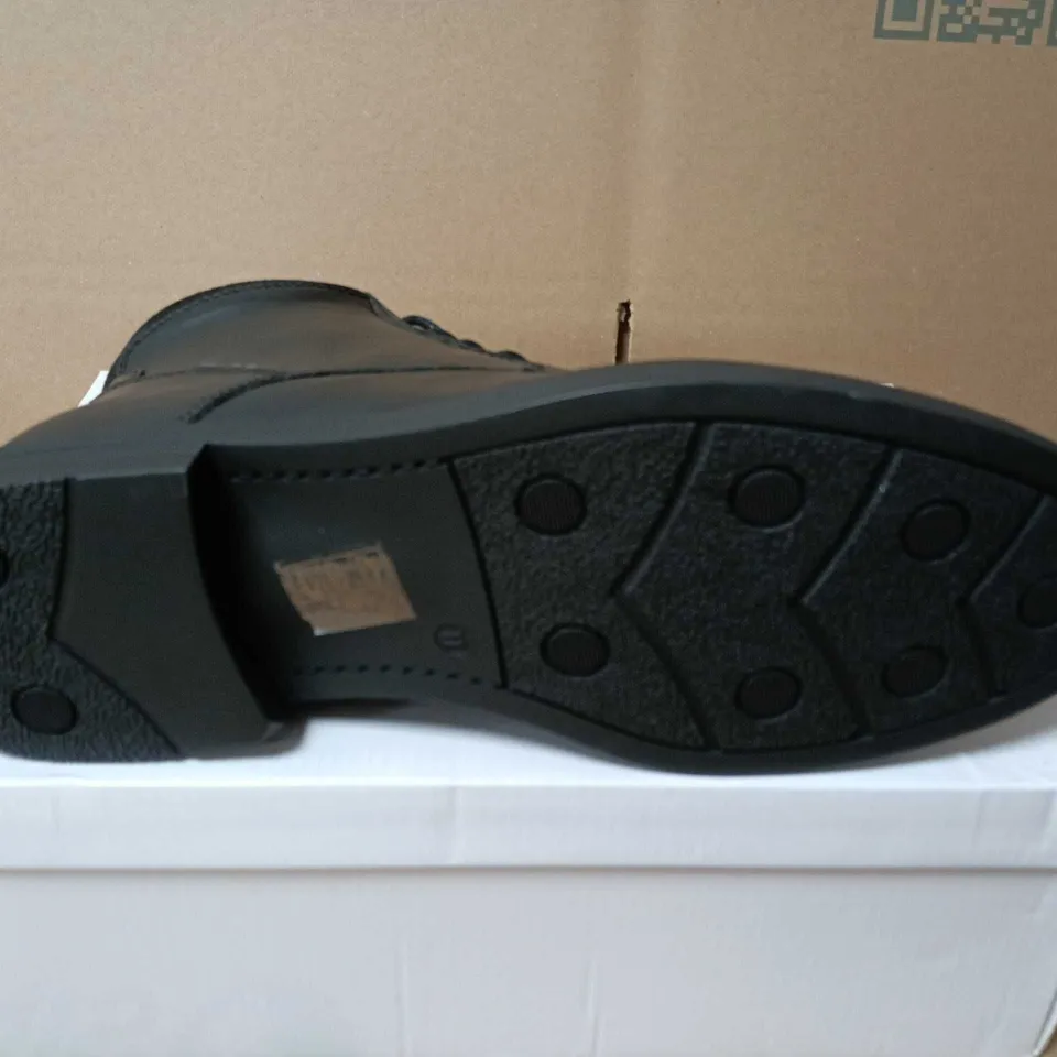 BOXED PAIR OF BUSINESS CLASS BENNETT LEATHER BOOTS - SIZE 11