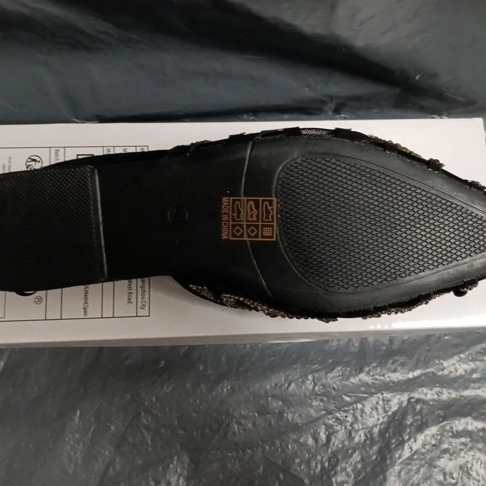 BOXED PAIR OF UNBRANDED POINTED TOE SLINGBACK SHOES IN BLACK W. JEWEL DETAIL SIZE EU 40