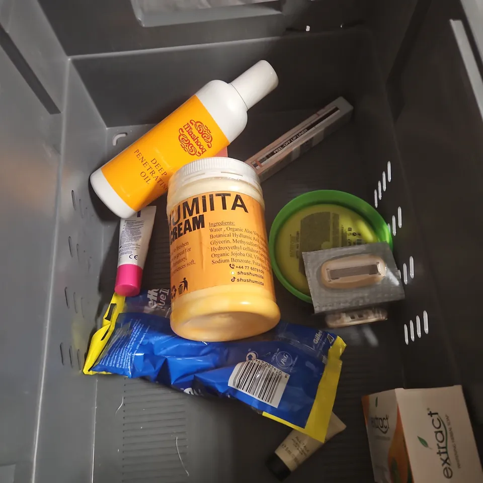 APPROXIMATEY 20 ASSORTED HEALTH AND BEAUTY PRODUCTS TO INCLUDE - DOVE MEN SHOWER WASH - SPECTRUM WONDER SPONGE - NATURTINT PERMANENT HAIR COLOUR GEL - ETC