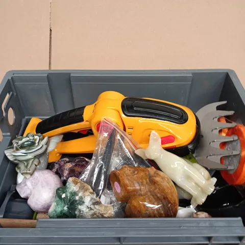 TOTE OF APPROXIMATELY 10 ASSORTED ITEMS INCLUDING SKELETON HEAD, ORANGE RIBBON AND MEASURING CUPS
