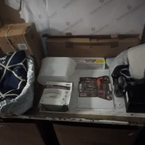GROUP OF APPROX 10 ASSORTED ITEMS TO INCLUDE BABY CARRIER, FIRE ALARM, BEER GLASS ETC