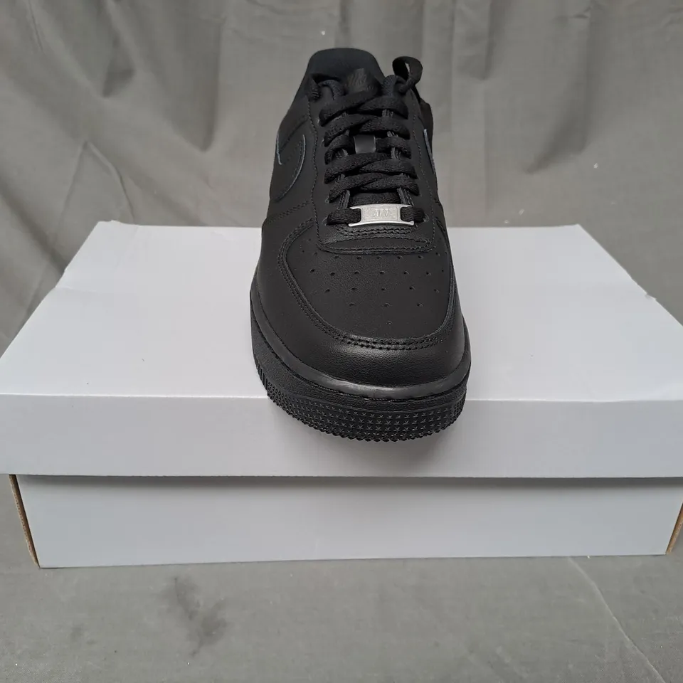 BOXED PAIR OF NIKE AIR FORCE 1 '07 SHOES IN BLACK UK SIZE 6