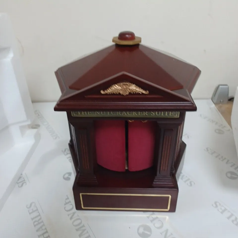 MR CHRISTMAS MUSICAL NUTCRACKER SUITE SCENE CHANGER