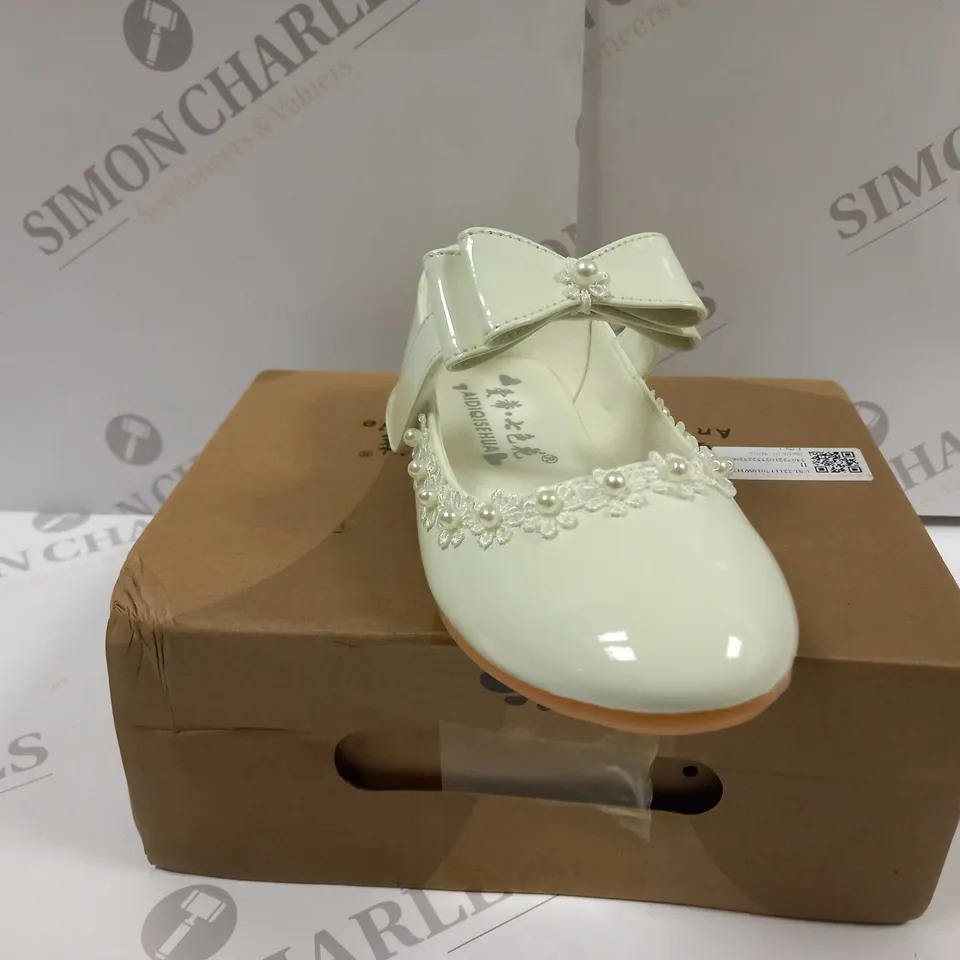 BOXED PAIR OF KIDS SHOES 