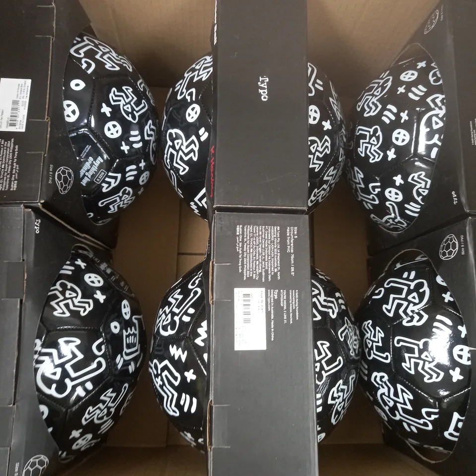 BOX OF APPROXIMATELY 6 FOOTBALLS/SOCCER BALLS IN BLACK/WHITE SIZE 5