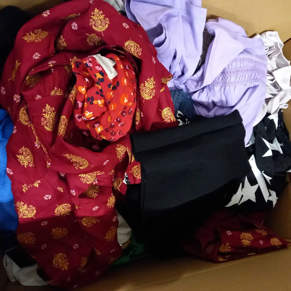 LOT OF APPROX 25 ASSORTED CLOTHING ITEMS VARYING IN SIZE/COLOUR/STYLE TO INCLUDE: TROUSERS, TOPS, DRESSES