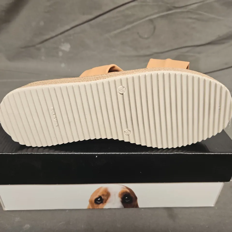 BOXED PAIR OF HUSH PUPPIES WOMENS TAN SANDALS  -UK SIZE 6