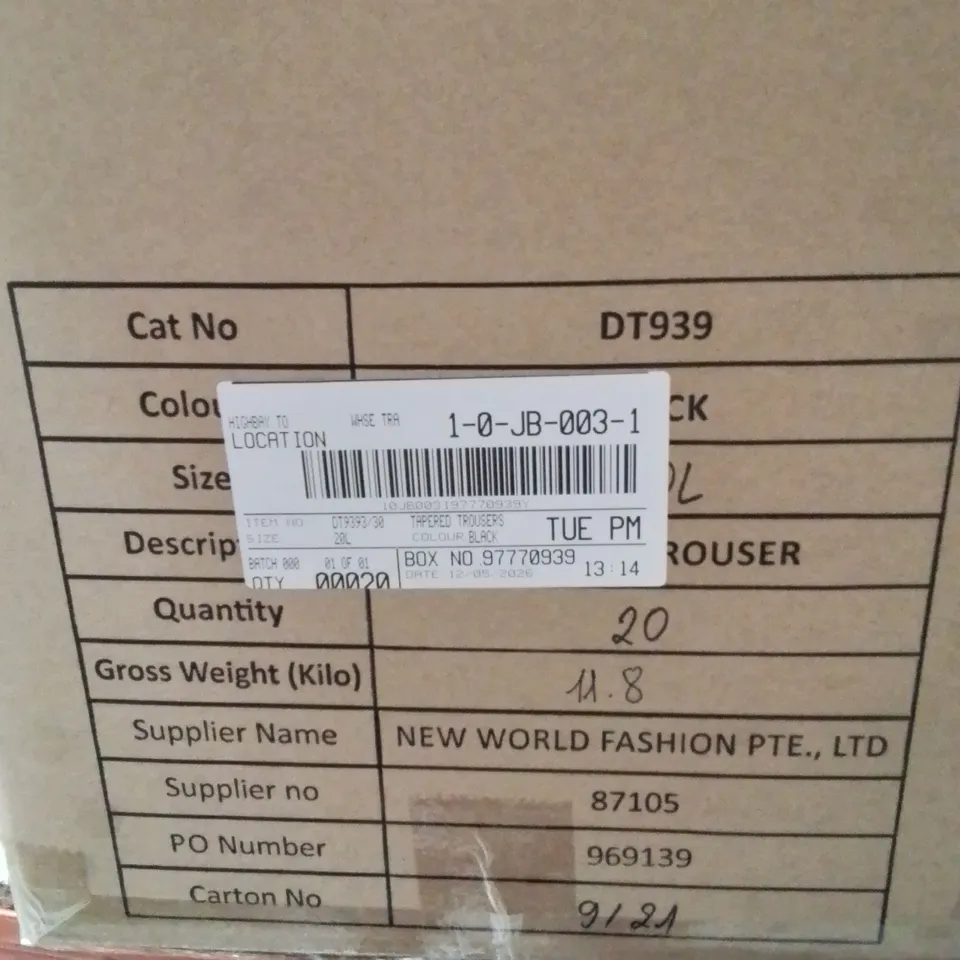 BOXED BRAND NEW APPROXIMATELY 20 CAPSULE TAPERED TROUSERS BLACK SIZE 20L