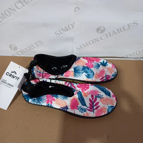 PAIR OF CRIVIT LADIES' AQUA SHOES SIZE 5