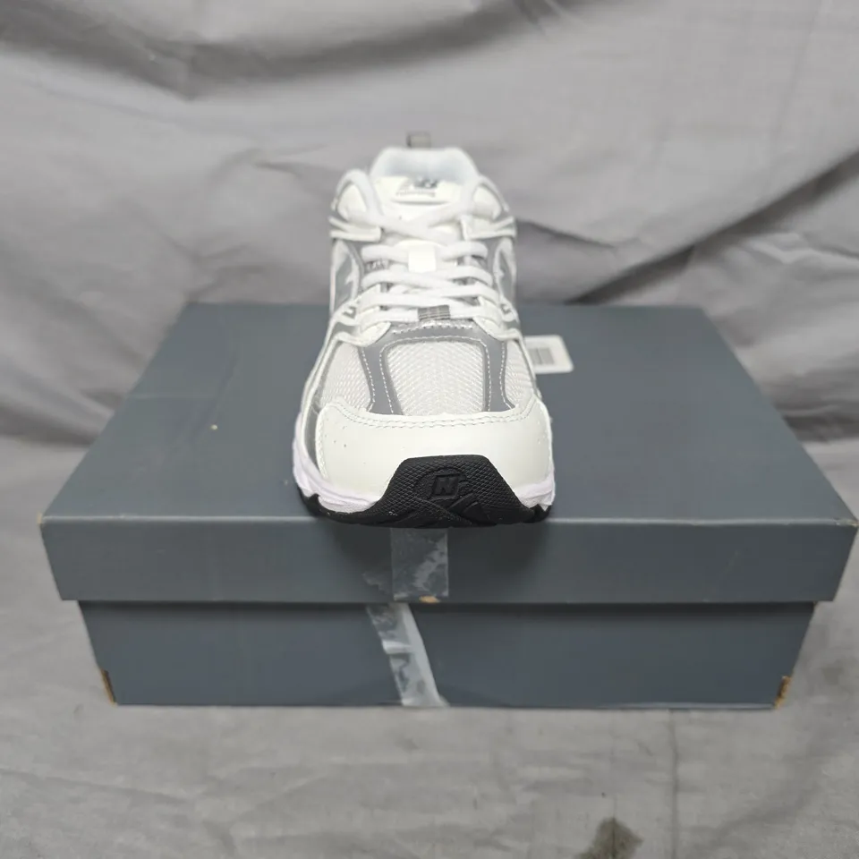 BOXED PAIR OF NEW BALANCE 530 TRAINERS IN WHITE/SILVER SIZE UK 2.5
