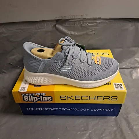 BOXED PAIR OF SKECHERS SLIP IN TRAINERS IN BLUE SIZE UK 7